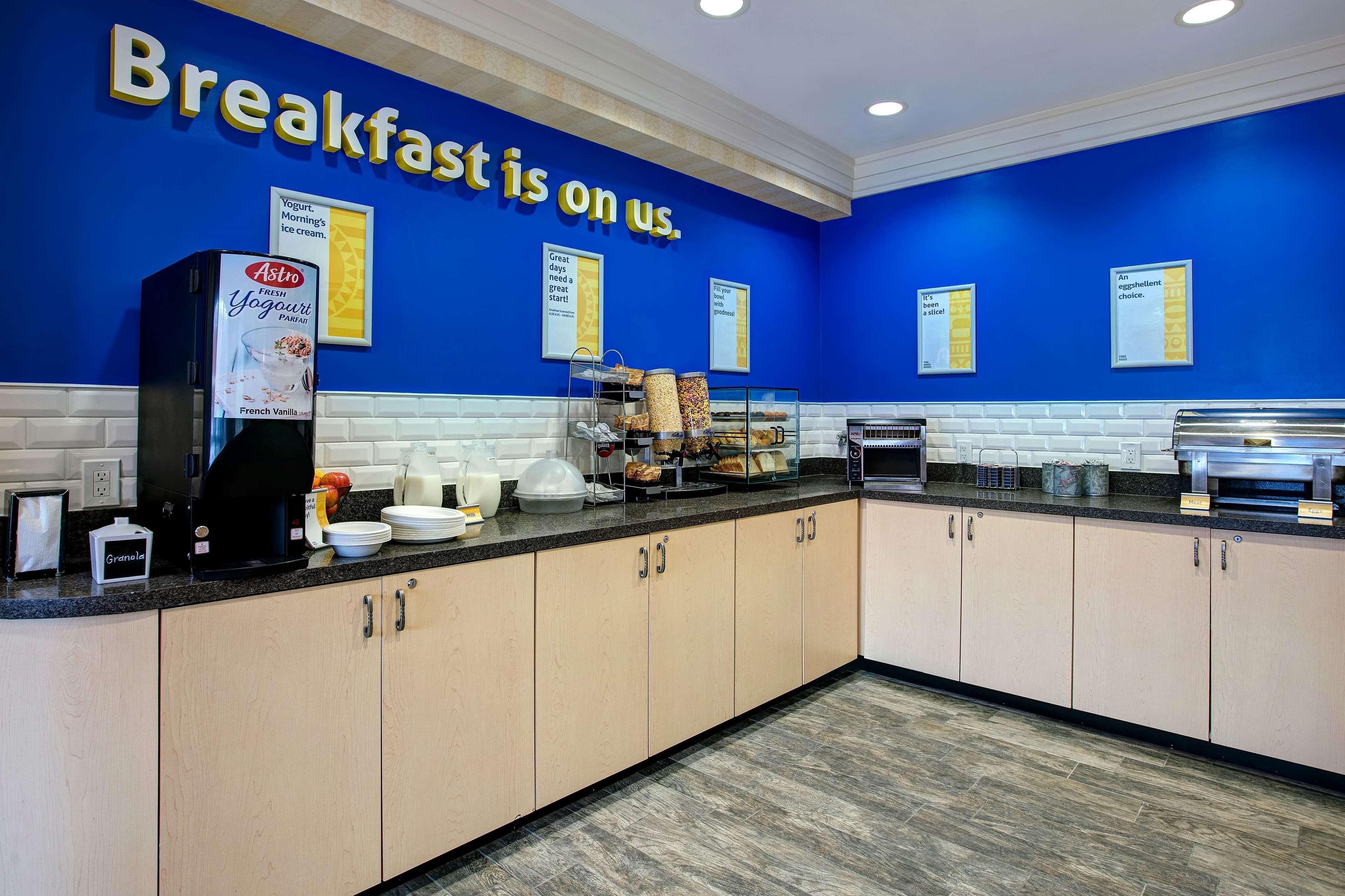 Days Inn & Suites By Wyndham Collingwood Zewnętrze zdjęcie